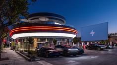 Z restaurace Tesly vám spadne brada. Minulost se prolíná s budoucností, obsluhují i roboti