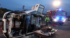 Střet s dodávkou a náraz do stromu: Dvě řidičky zemřely
