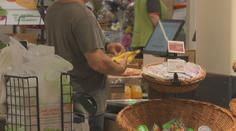 Supermarkety jsou trnem v oku zemědělcům i malým obchodům. Češi je však milují