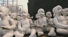 Scéna jako z hororového filmu. Žena má doma 40 000 starých figurín