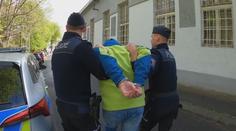 Vězni pomohla z vězení jeho partnerka. Teď může za mřížemi skončit i ona