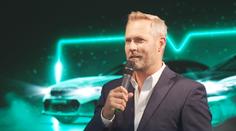 Ondřej Novotný moderoval otevření autosalonu. Na akci přišla i kapela Mig 21