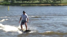 Český olympionik vyměnil lyže za motorový surf, prkno stojí jako auto