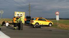 BMW nedalo přednost a srazilo u Prahy motorkáře. Zemřel na místě