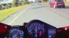 Šílenec na motorce prosvištěl jihočeskou vesnicí 200 km/h!
