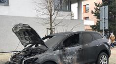 Muž zapaloval auta. Bezdomovec ho bránil, poštval na policisty psy