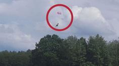 VIDEO: Let skončil pádem letadla, pilot se zachránil skokem