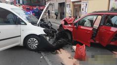 Při čelní srážce na Rakovnicku se zranilo pět lidí včetně dětí. Pro dva letěl vrtulník