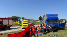 Tragická nehoda na jihu Čech. Auto nedalo přednost kamionu, zemřeli tři lidé