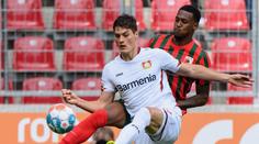 Leverkusenu pomohly vlastní góly i Schick, Bayern deklasoval Herthu