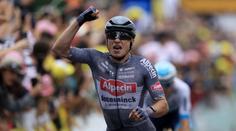 Jasper Philipsen má druhý letošní triumf na Tour de France, před cílem přišel pád