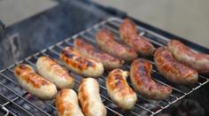 Úřady varují před vážnou nemocí! Nakazí vás i nedopečená klobása