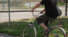 ANKETY: Cyklisté helmu stále nepotřebují, mohou ale jezdit mezi auty