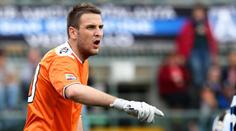 Bývalý brankář hrdinou. Krásné reportérce prý zachránil život