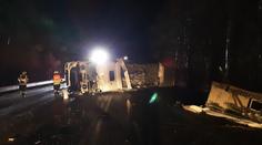 Ledovka komplikuje dopravu na silnicích i železnici. Policie řešila desítky nehod