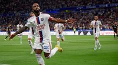 Dvě penalty a dvě červené. Lyon divočinu zvládl. Skóroval i Lacazette