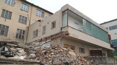 Část karlovarské nemocnice jde k zemi. Uvolní místo novým pavilonům