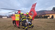 Muž jel se dvěma dětmi na čtyřkolce. Po nehodě bojuje o život on i 7letý chlapec