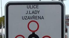 Kdo neodbočil, krouží tam dodnes! Česko baví vtipné dopravní značky