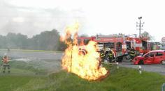 FOTO HRŮZY: Auto po nehodě totálně SHOŘELO, pro zraněné přiletěl vrtulník