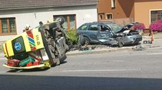 Na Jihlavsku se srazilo auto se sanitkou. Převrátila se na bok, na místo letěl vrtulník