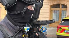 Drama v Nuslích: Muž se chtěl zabít, zaútočil na policisty. Ti ho zastřelili
