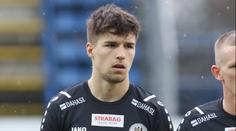 Je to frajer. Český fotbalista riskoval život, ve tmě na silnici zachraňoval žáby