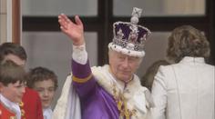 Karel III. byl korunován králem. Z balkónu pozdravil davy