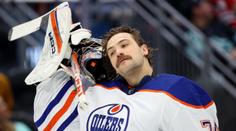 Brankář málem potopil naděje Oilers.  Za jeho chybou stála zlomená hokejka