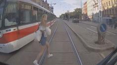 Tramvaj v Brně málem srazila dívku. Ta si toho vůbec nevšimla