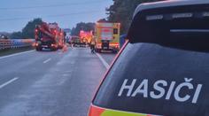 Na dálnici D2 se převrátil autobus, zranilo se 6 lidí