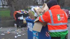 Po Vánocích zaplavil ulice měst papír. Popeláři se nezastaví