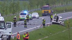 Dodávka se čelně srazila s náklaďákem, řidič nemohl přežít!