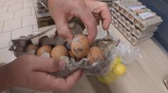 Inspekce obchodů v Rychnově. Štáb TV Nova našel spoustu prasklých vajec