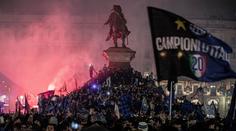 Milán se zbarvil do černo-modré. Martínez slavil s fanoušky ještě ve 4 ráno