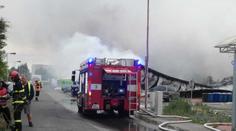 Mohutný požár haly v Letňanech! Krotilo ho 14 jednotek hasičů