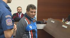 Obviněný ze znásilnění a pokusu o vraždu vydává u soudu jen skřeky