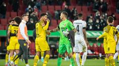 Dortmund překvapivě remizoval s Augsburgem. Lipsko bere tři body