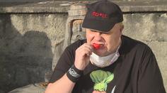 Muž za deset minut snědl třináct nejpálivějších chilli papriček světa