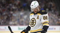 Problém pro Boston. Pastrňák se zranil. Kapitán vtipkoval o jeho nahotě