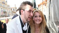 Bývalý přítel Bartošové si žije na vysoké noze. Chlubí se mercedesem za miliony