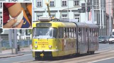 Tramvaj zachytila malého chlapce, několik metrů ho za sebou vláčela