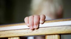 Chlapec (5) byl doma bez rodičů. Spadl z balkonu v prvním patře