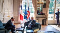 Britský premiér pobouřil svět! U Macrona se prý choval trapně