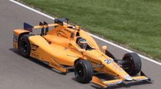 Alonso se v IndyCar zabydlel na čele, na rychlý pátek jel 373 km/h!