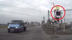 VIDEO: Hazardér na přejezdu. Mohl zabít sebe i jiné!