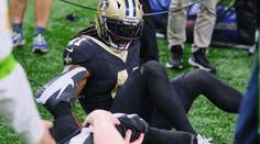 Brutální zranění v NFL, rozhodčímu vykloubili koleno