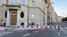 Nebezpečí v centru Prahy: Z budovy se zřítily kusy sochy, platí omezení