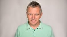 Radost oblíbeného reportéra. Je otcem dvojčátek, k porodu ale nesměl