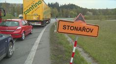 Kolony, objížďky, rozkopané silnice: Cesta na dovolenou bude peklo